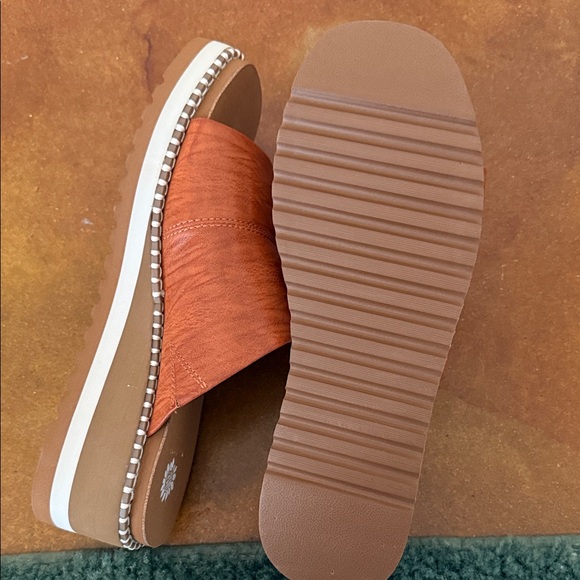 Yellow Box Women's dark tan Slide Sandals - Picture 3 of 4